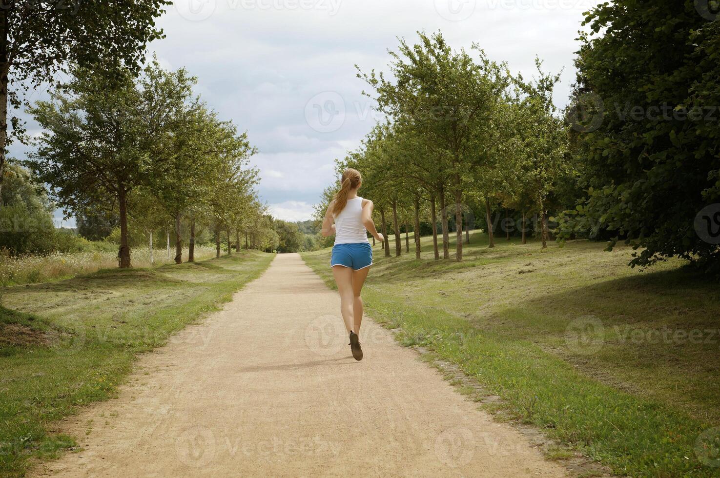 mujer joven corriendo foto