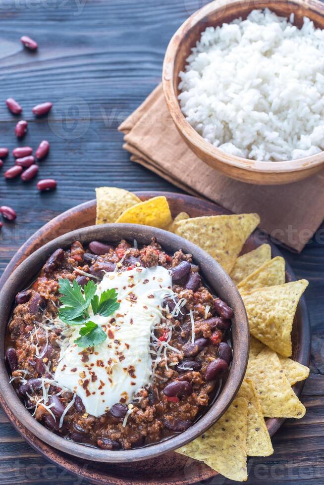 cuenco de chile estafa carne con blanco arroz foto