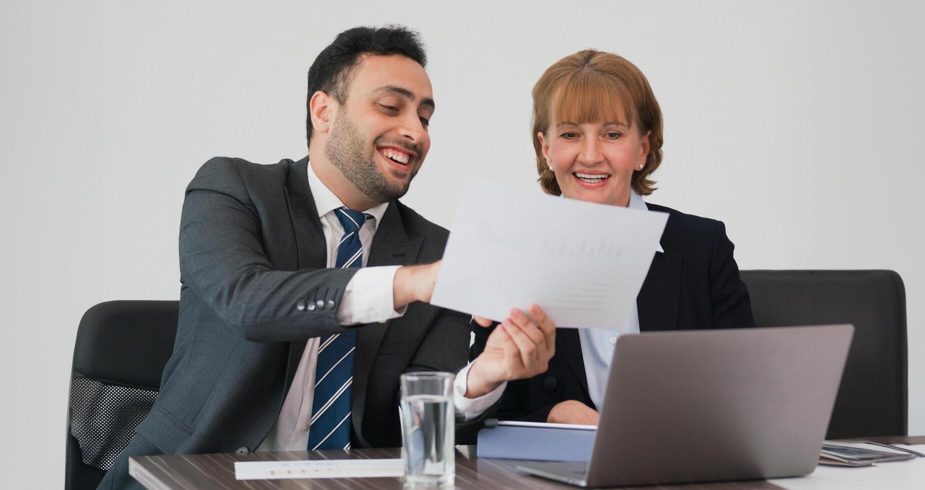 grupo de negocio personas trabajando en oficina y que se discute nuevo ideas jefe reunión equipo para nuevo proyecto foto