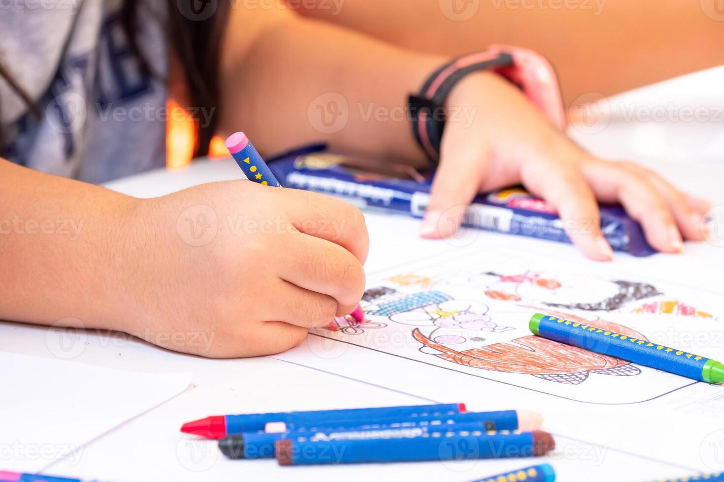 cerca arriba de muchachas manos colorante velas en blanco de colores papel, para niños obra de arte para meditación, temprano infancia educación, Copiar espacio foto