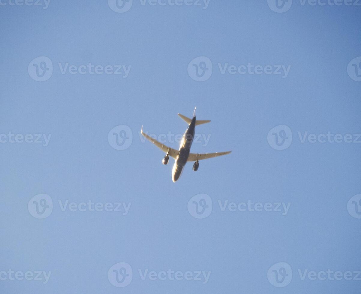 pasajero aeronave en el cielo a bajo altitud moscas a el aeropuerto a tierra. foto