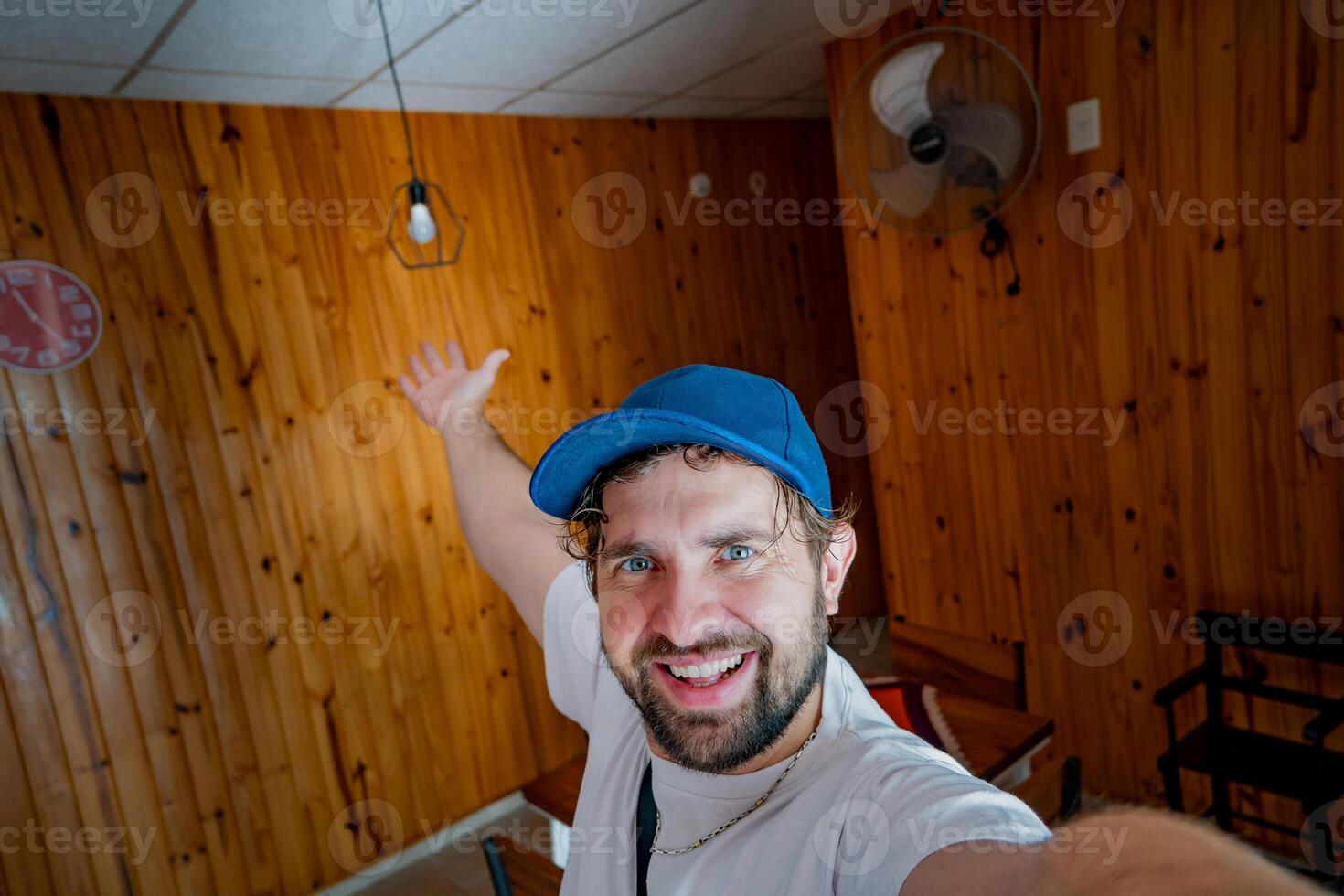 joven hombre toma un selfie en un temporal alojamiento departamento. foto