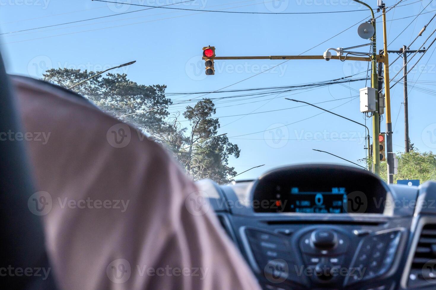 ver desde detrás un auto, de un rojo luz, un cámara y calle Encendiendo cabos foto