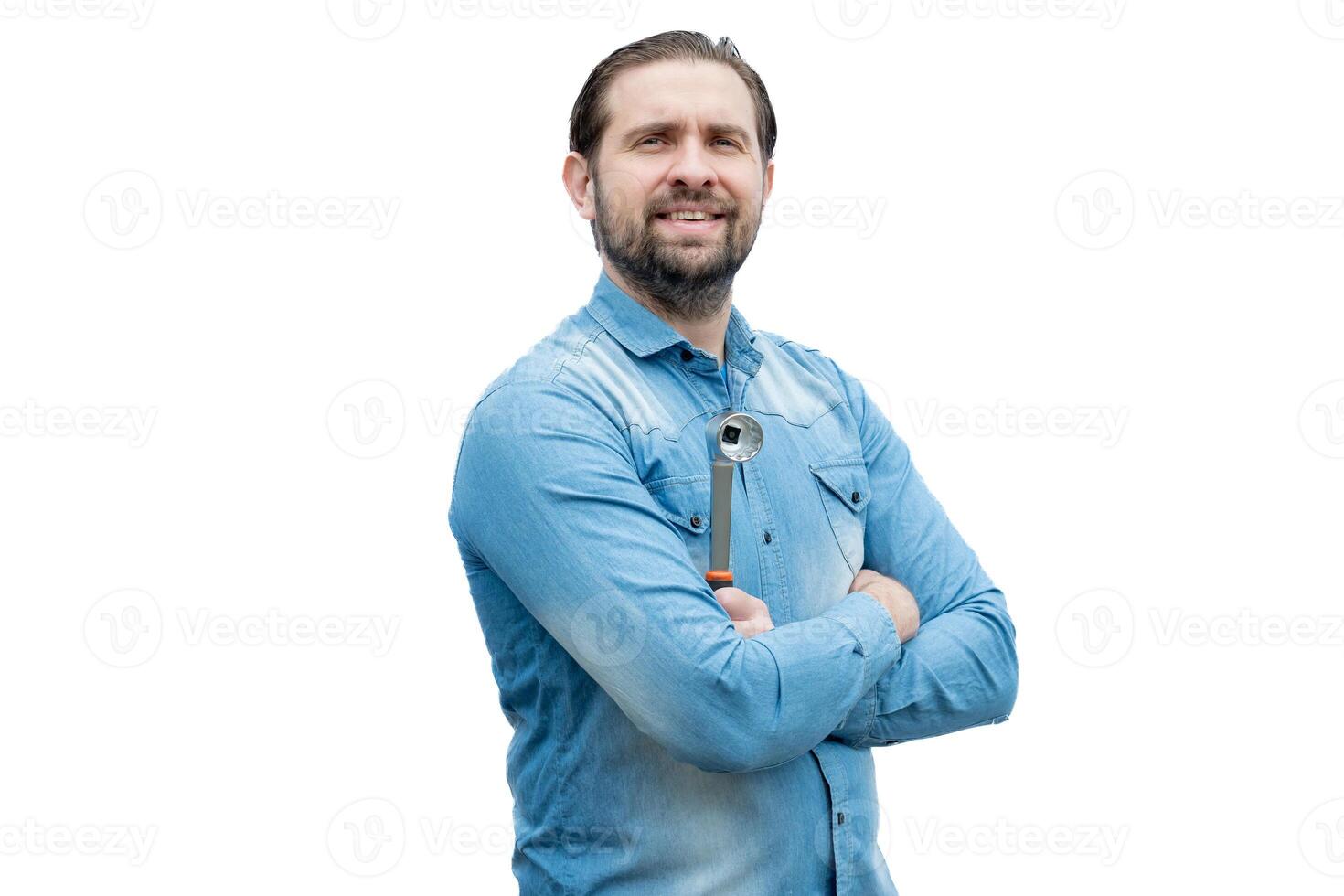 joven adulto con un trinquete llave inglesa en su mano. foto