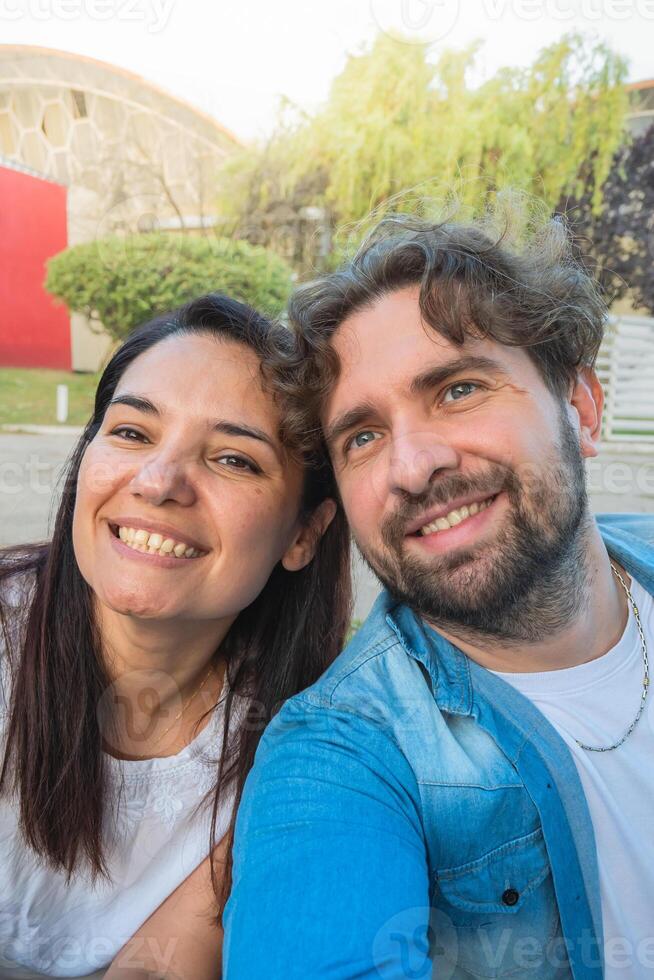 casual selfie de un joven latín Pareja. argentino personas tomando un foto. foto