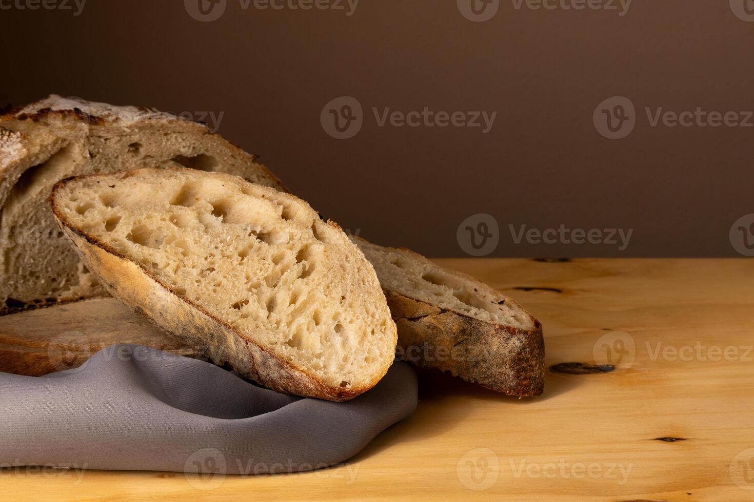 composición para restaurantes o panaderías con de masa fermentada un pan y elementos usado para sus preparación. foto