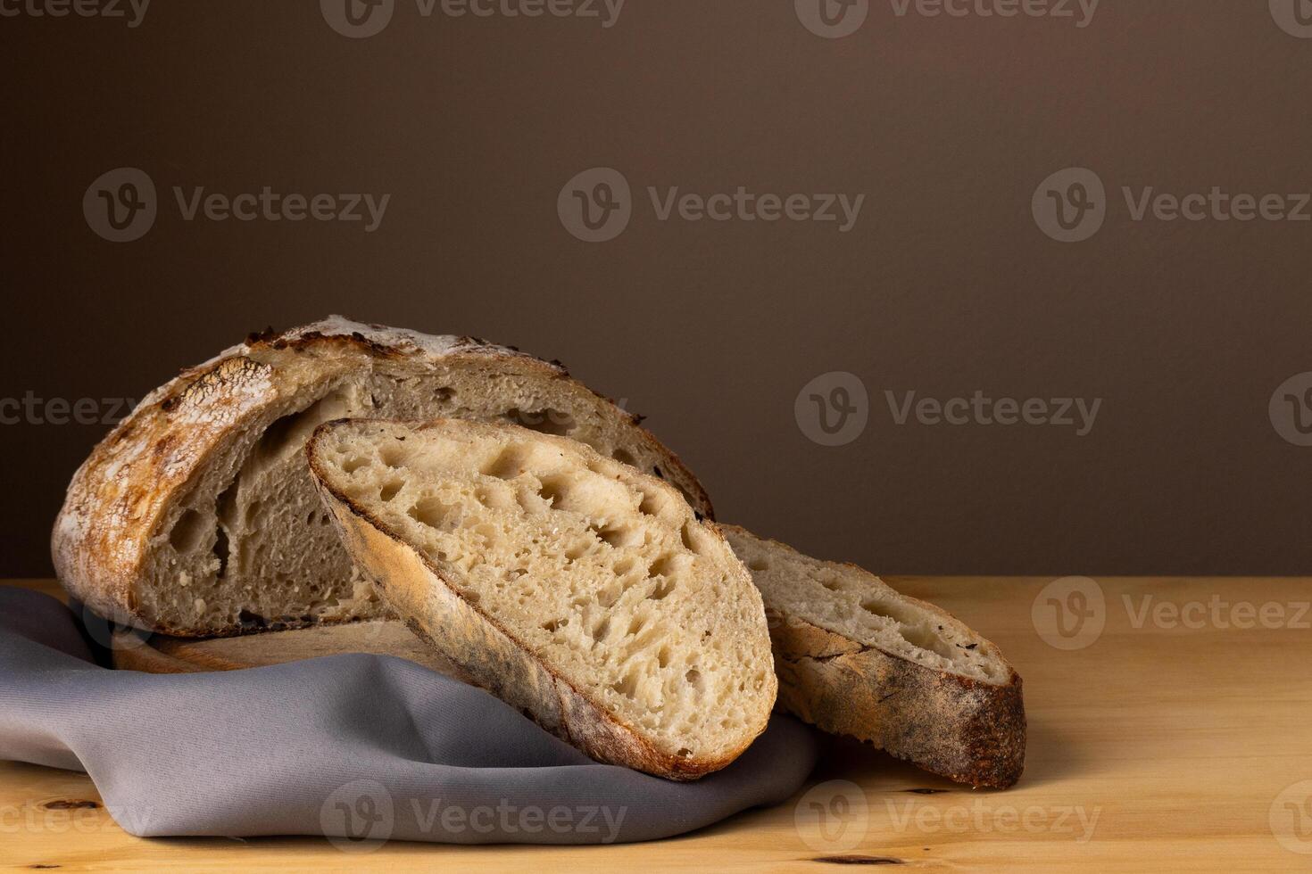 composición para restaurantes o panaderías con de masa fermentada un pan y elementos usado para sus preparación. foto