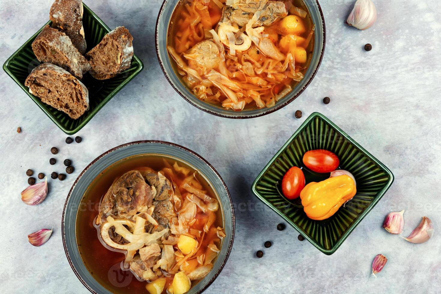 carne sopa con verduras, sopa de remolacha. foto