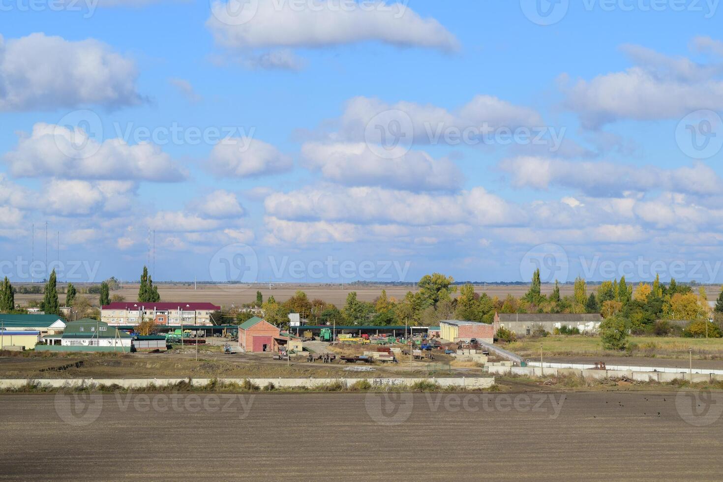 un ver desde encima de un pequeño ruso aldea. rural paisaje. campo y aldea. un semi-abandonado aldea. foto