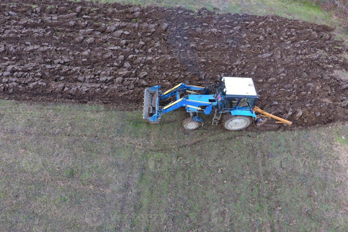 tractor arada el jardín. arada el suelo en el jardín foto