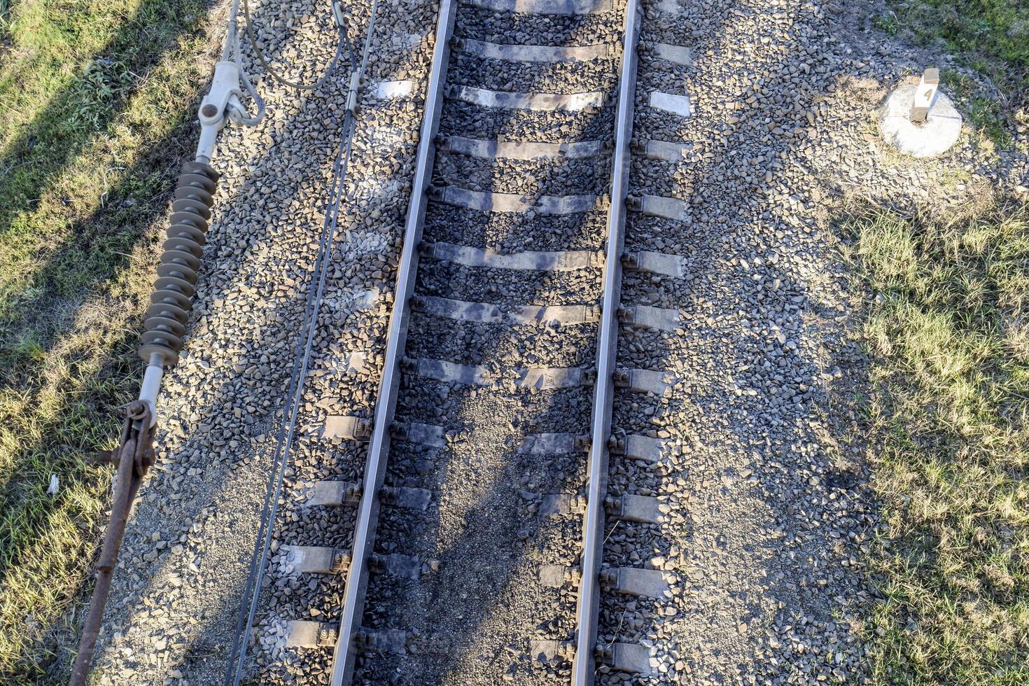 trama ferrocarril. parte superior ver en el rieles Alto voltaje poder líneas para eléctrico trenes foto