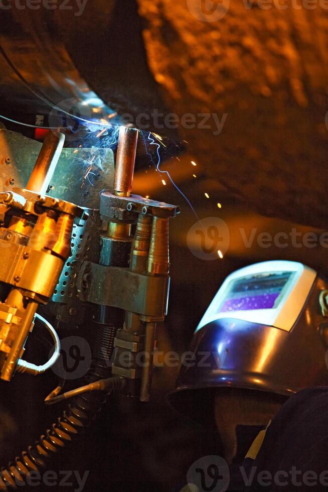 Butt welding underwater pipeline using automatic equipment photo