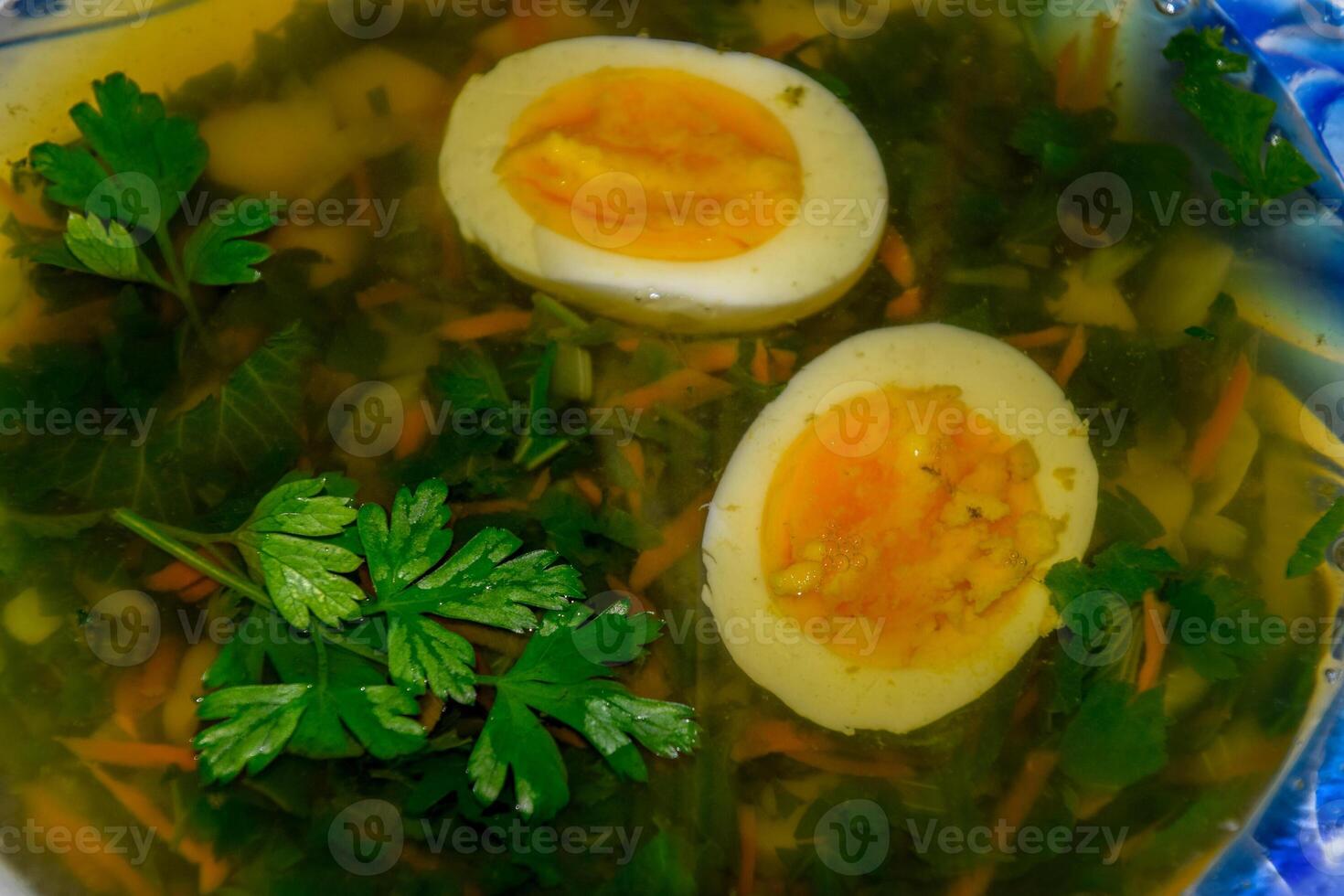 sopa con hervido huevo y perejil foto