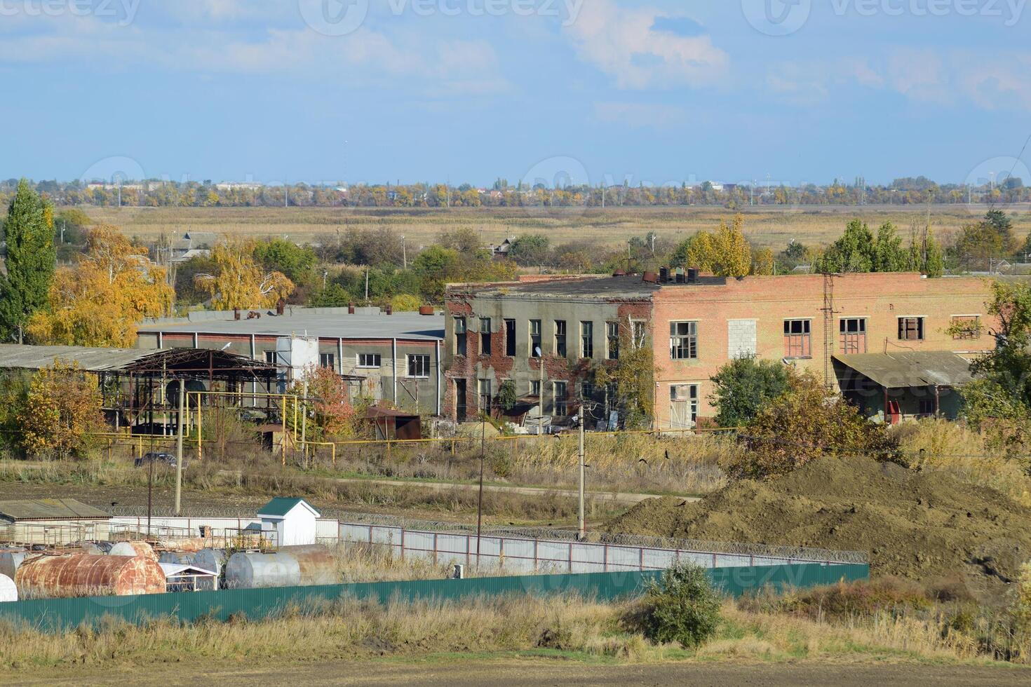 antiguo abandonado edificios de el ex fábrica y almacenes. th foto