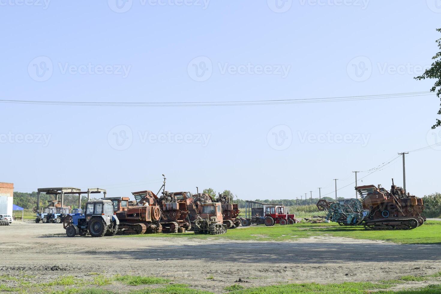 aire libre garaje para agrícola maquinaria. antiguo tractores, combina y remolcado equipo foto