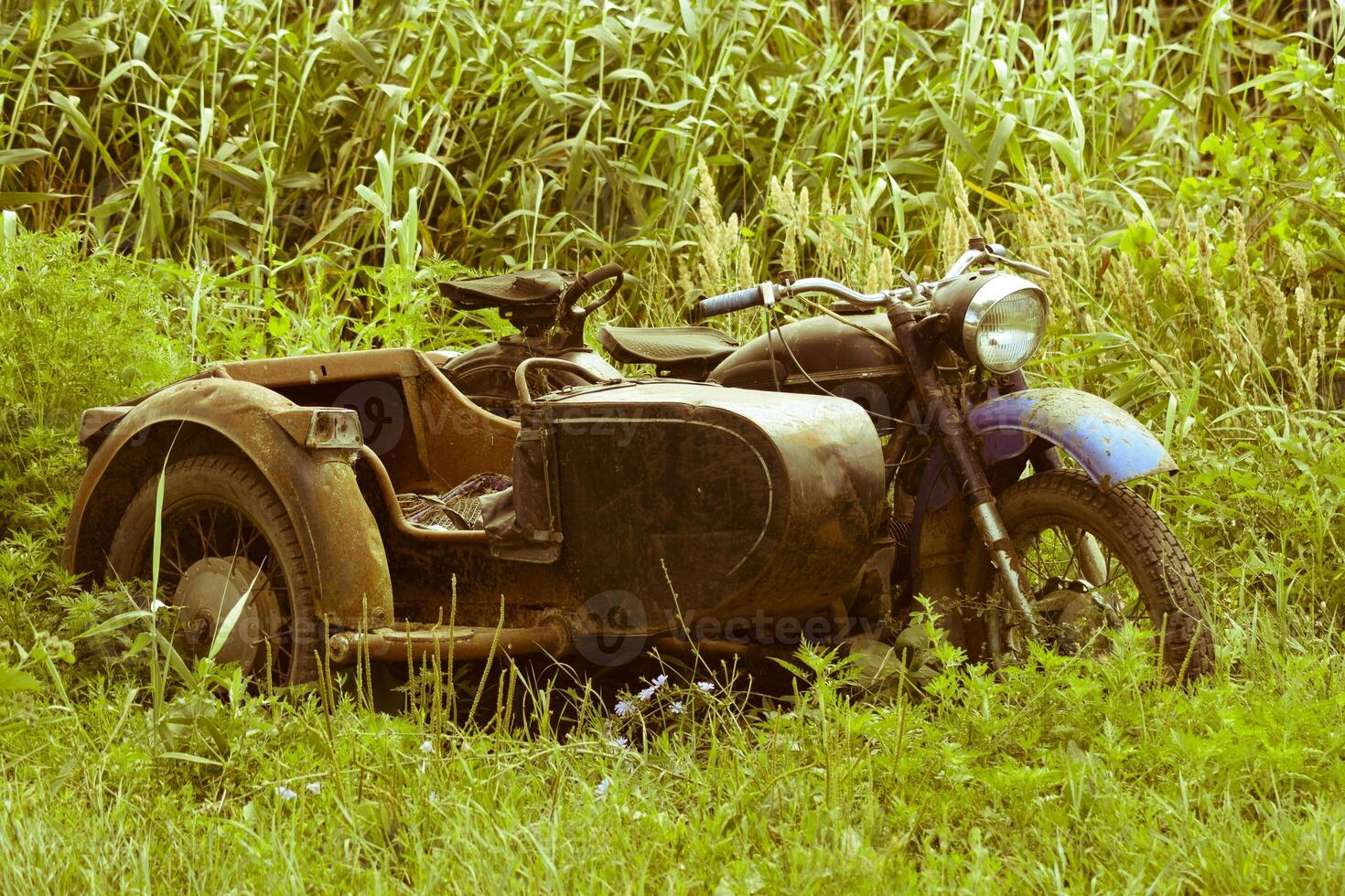 antiguo Soviético motocicleta con un cuna. un antiguo mototecnica foto