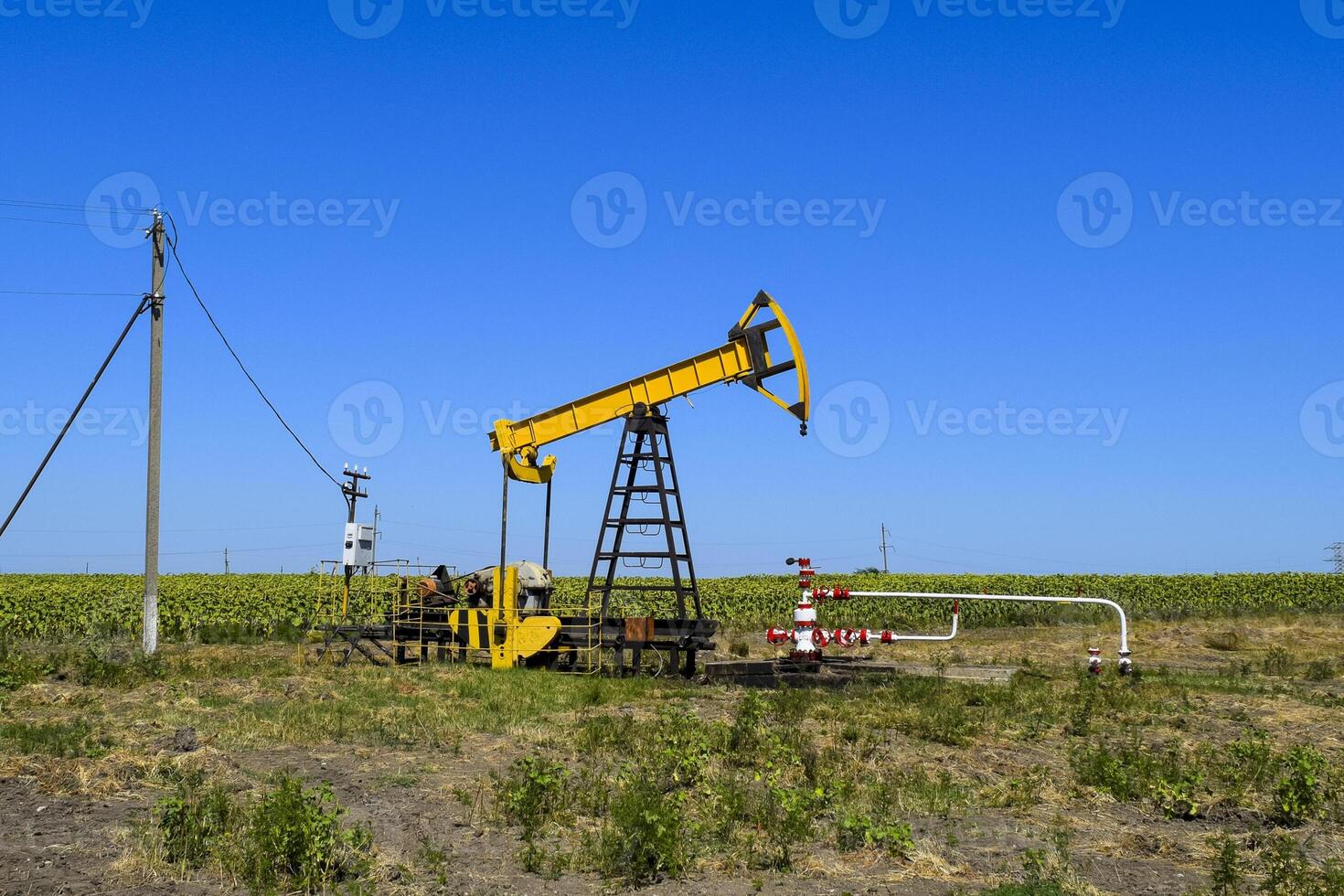 unidad de bombeo como la bomba de aceite instalada en un pozo foto