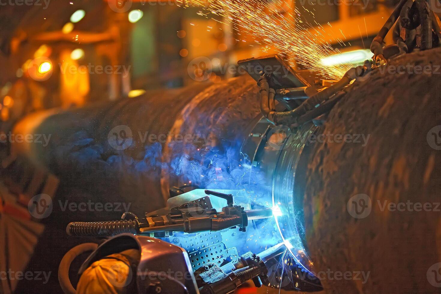 Butt welding underwater pipeline using automatic equipment photo