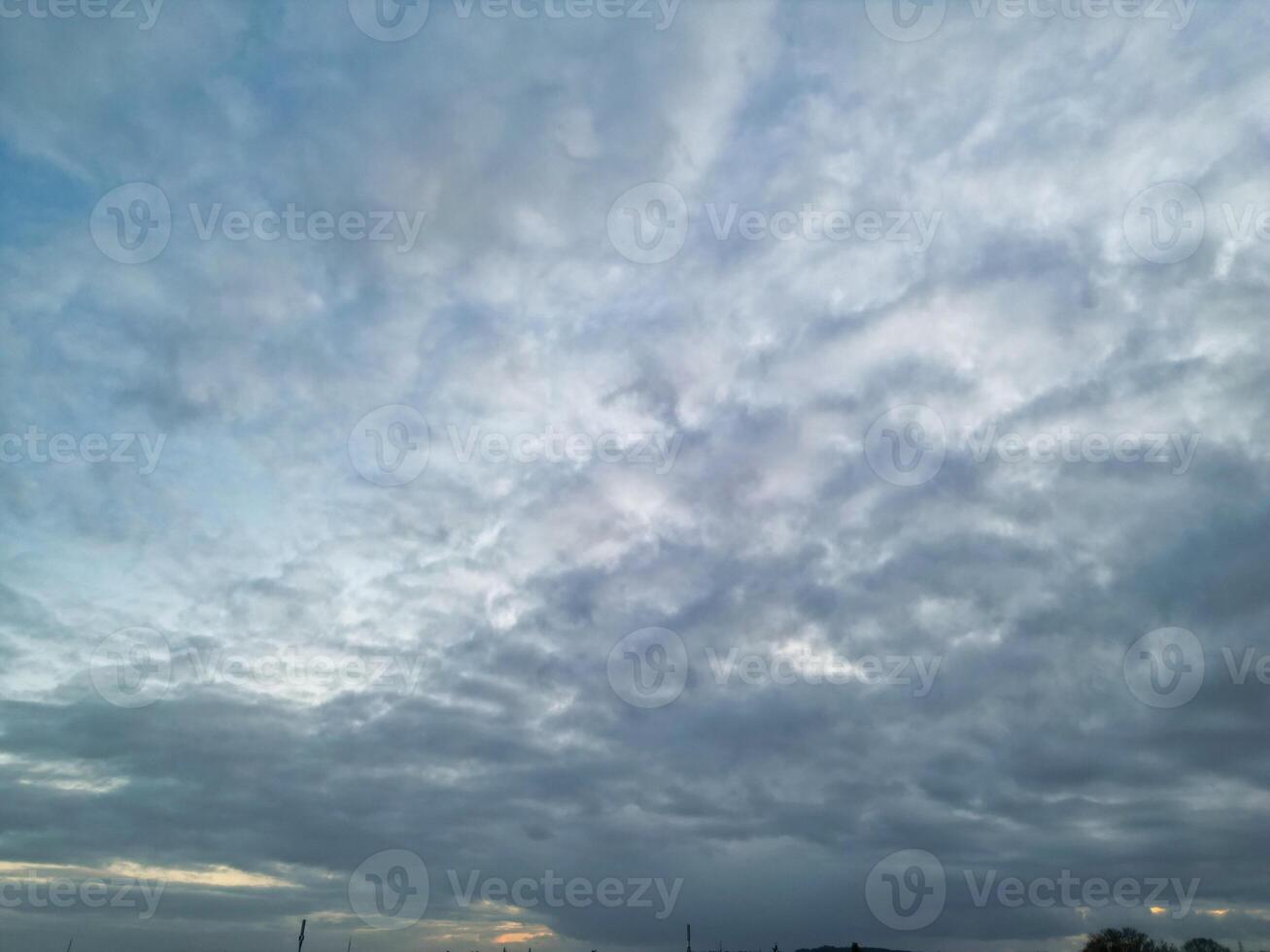 hermosa colores de cielo y nubes durante puesta de sol foto