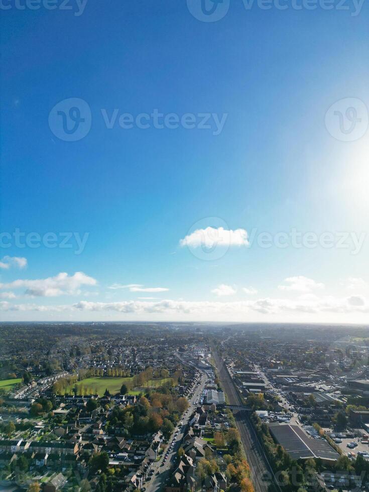 alto ángulo ver de norte lutón ciudad de Inglaterra Reino Unido durante frío y brillante día de invierno. noviembre 7, 2023 foto