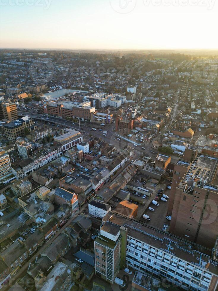 alto ángulo ver de central lutón ciudad de Inglaterra Reino Unido durante puesta de sol tiempo. diciembre 1º, 2023 foto