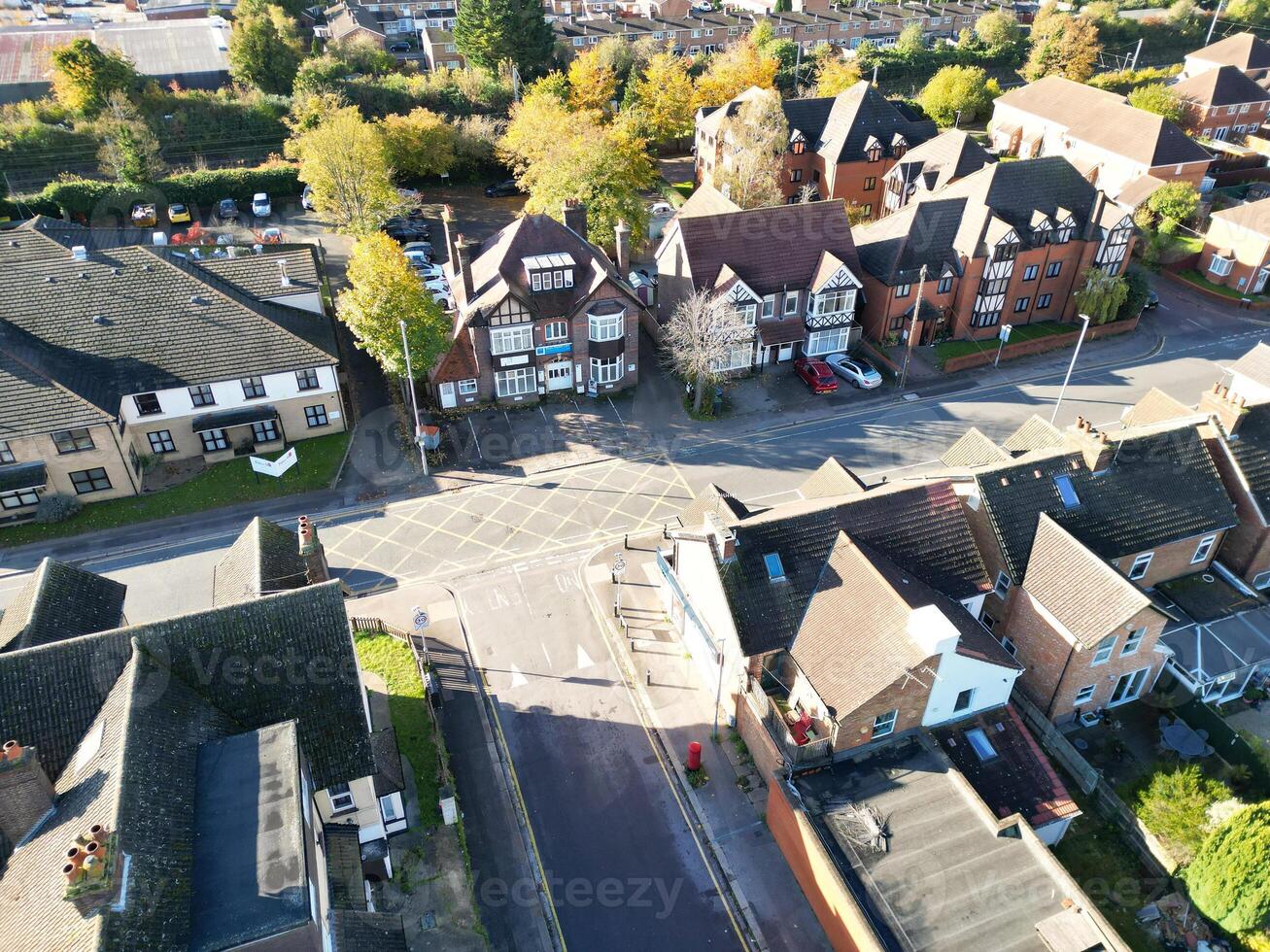 alto ángulo ver de norte lutón ciudad de Inglaterra Reino Unido durante frío y brillante día de invierno. noviembre 7, 2023 foto