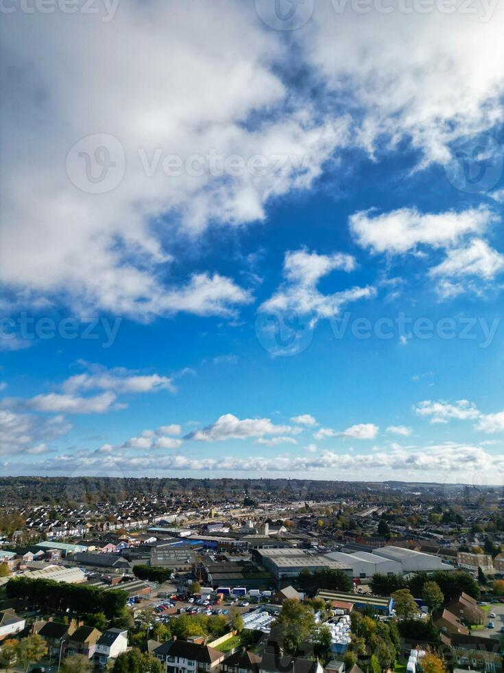 alto ángulo ver de norte lutón ciudad de Inglaterra Reino Unido durante frío y brillante día de invierno. noviembre 7, 2023 foto