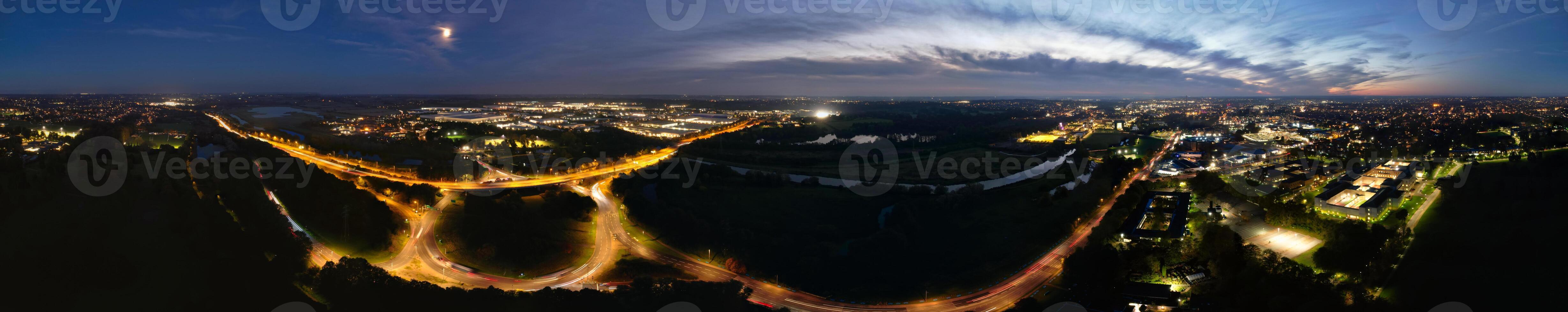 aéreo panorámico ver de iluminado Northampton ciudad de Inglaterra, Reino Unido durante noche de octubre 25, 2023 foto