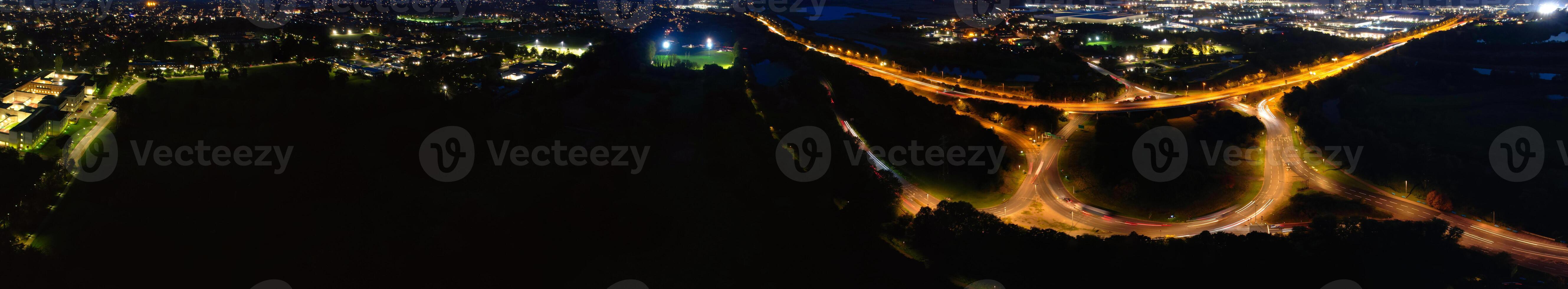 aéreo panorámico ver de iluminado Northampton ciudad de Inglaterra, Reino Unido durante noche de octubre 25, 2023 foto