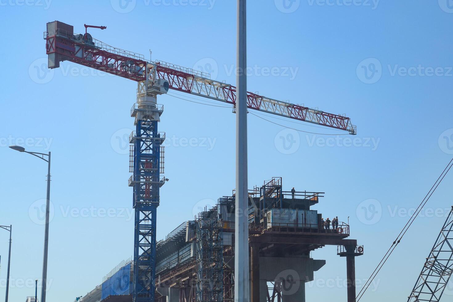 construcción de el Crimea puente. levantar grúas y ferrocarril puente elementos. construcción y reparar. foto