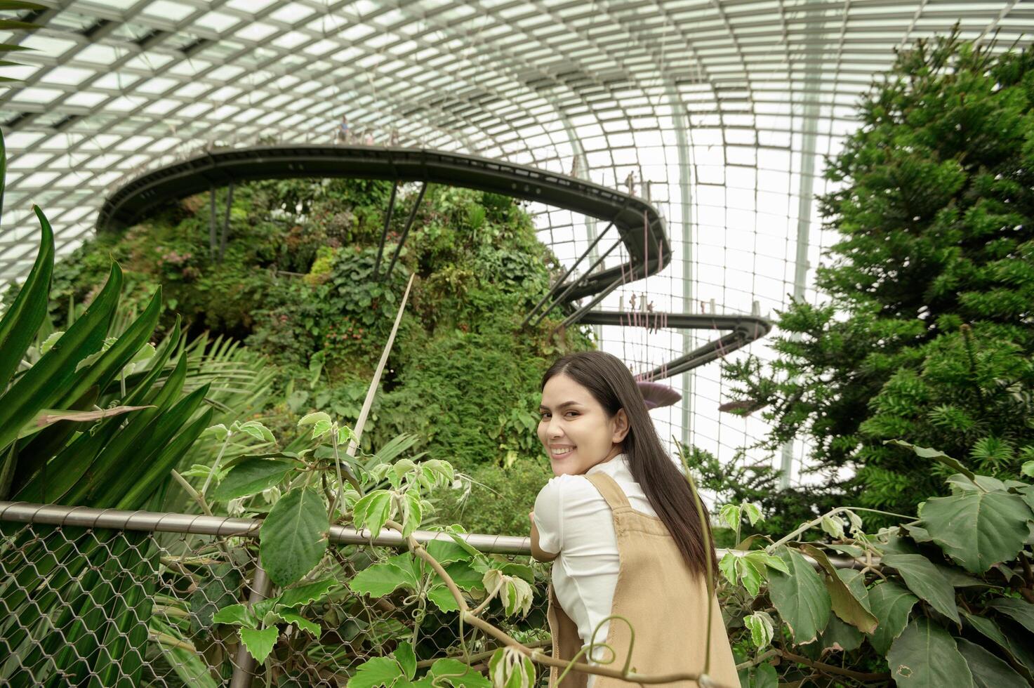 un mujer en nube bosque Hazme ambiente en Singapur foto