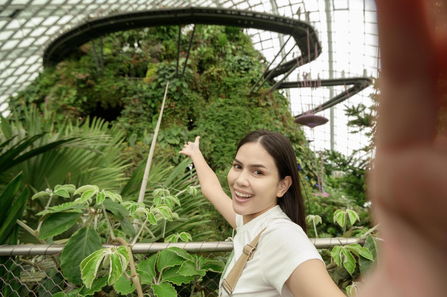 un mujer en nube bosque Hazme ambiente en Singapur foto