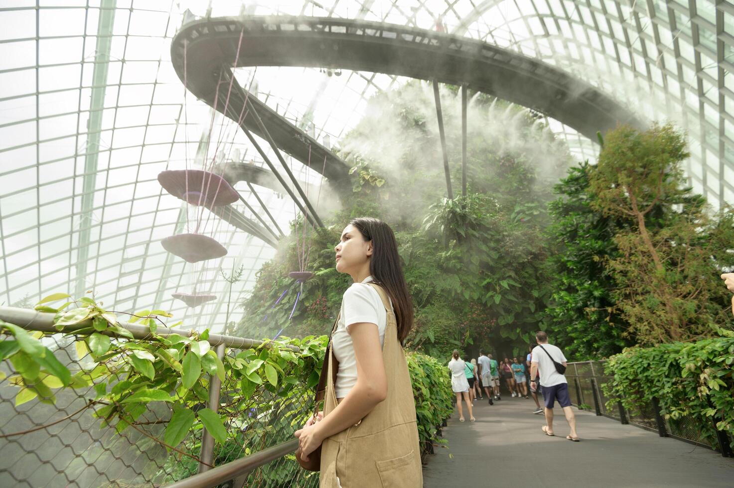 un mujer en nube bosque Hazme ambiente en Singapur foto