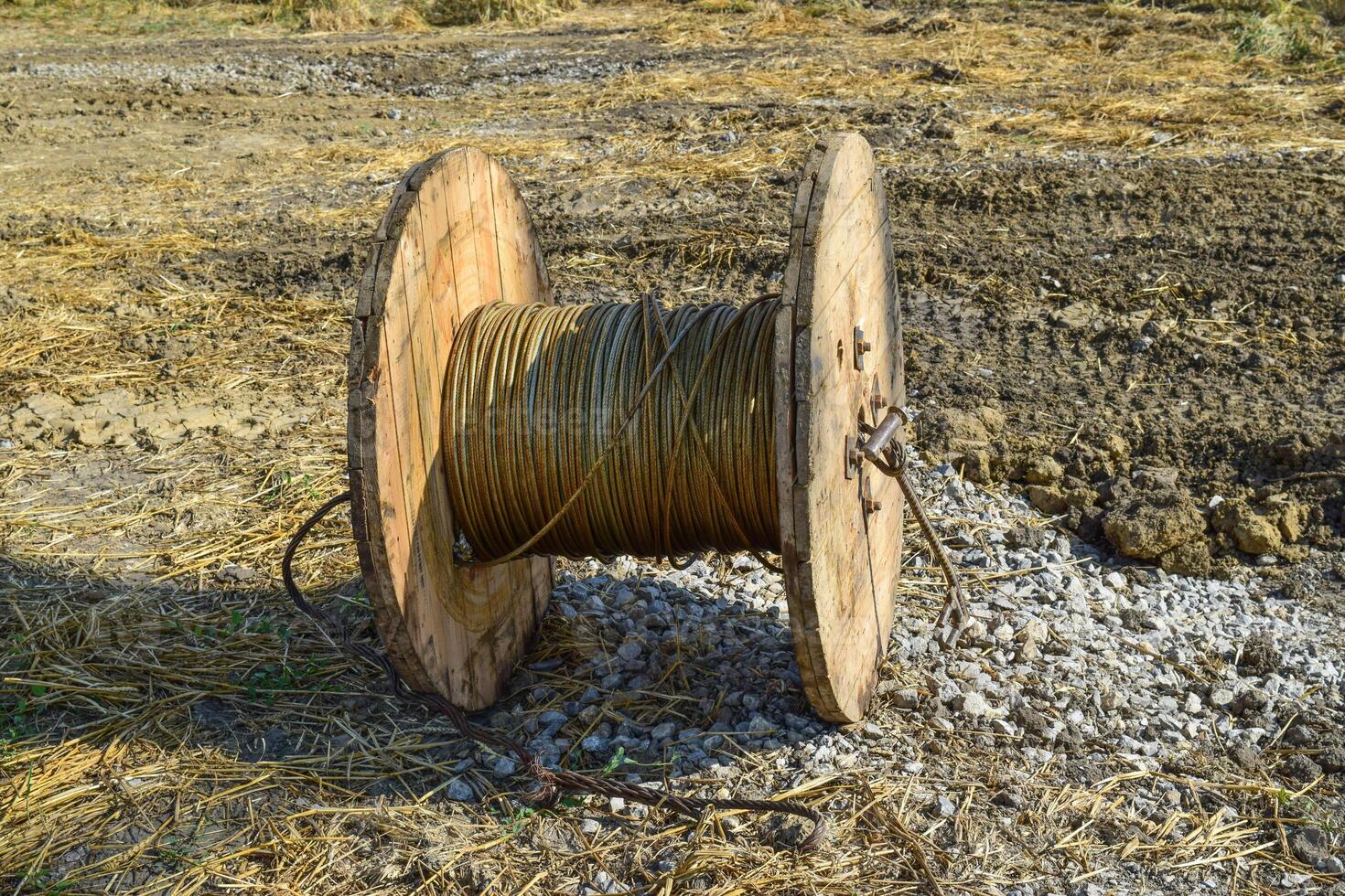 el relajarse de el Alto voltaje cable desde el carrete almacenamiento bahía foto