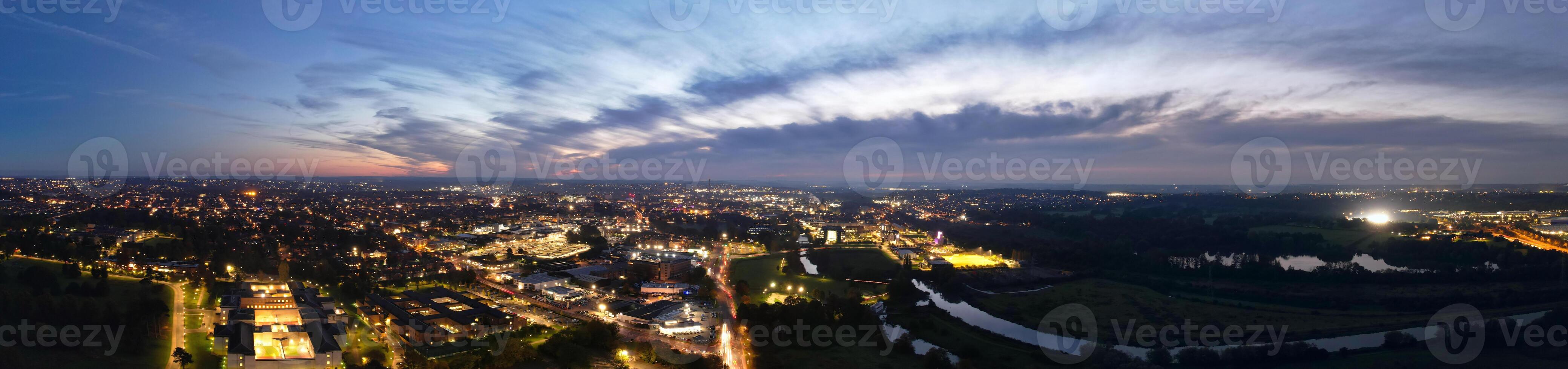 aéreo panorámico ver de iluminado Northampton ciudad de Inglaterra, Reino Unido durante noche de octubre 25, 2023 foto