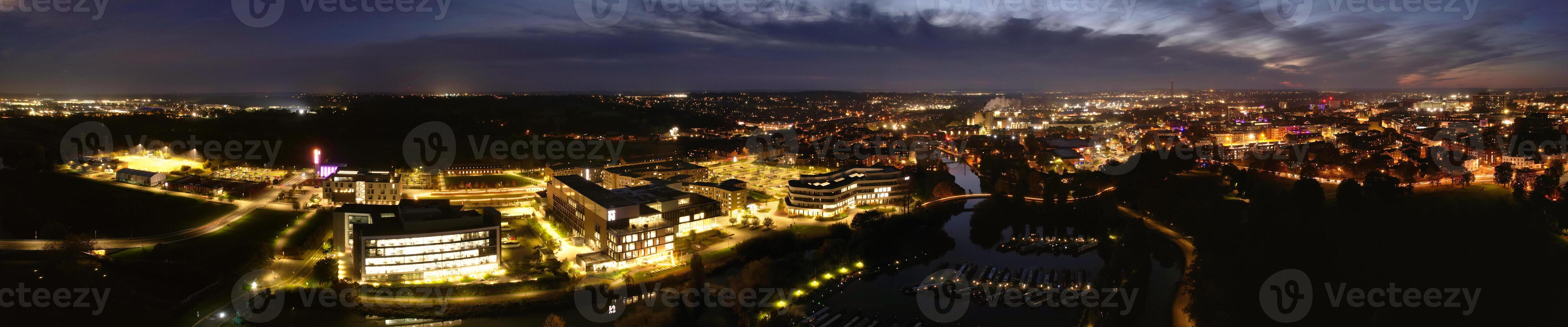 aéreo panorámico ver de iluminado Northampton ciudad de Inglaterra, Reino Unido durante noche de octubre 25, 2023 foto