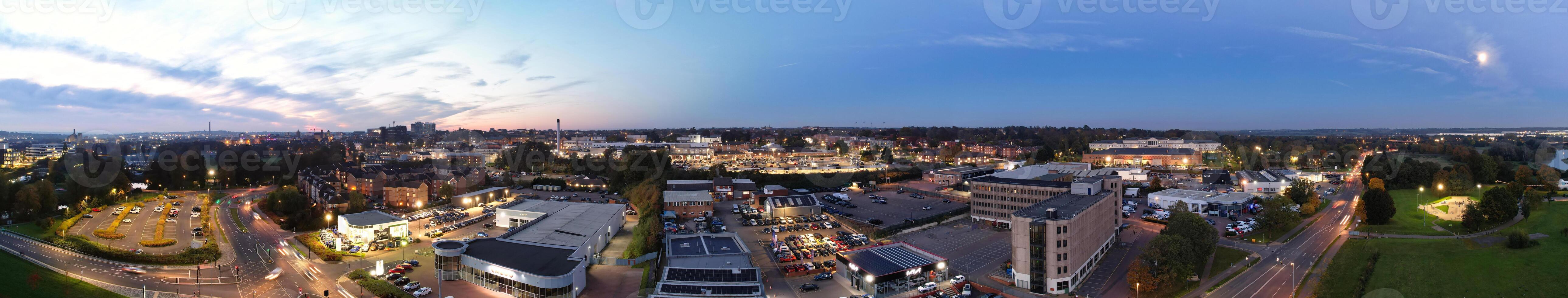 aéreo panorámico ver de iluminado Northampton ciudad de Inglaterra, Reino Unido durante noche de octubre 25, 2023 foto