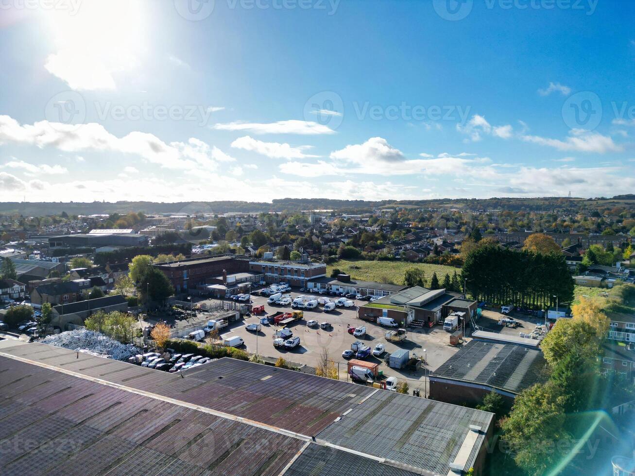 alto ángulo ver de norte lutón ciudad de Inglaterra Reino Unido durante frío y brillante día de invierno. noviembre 7, 2023 foto