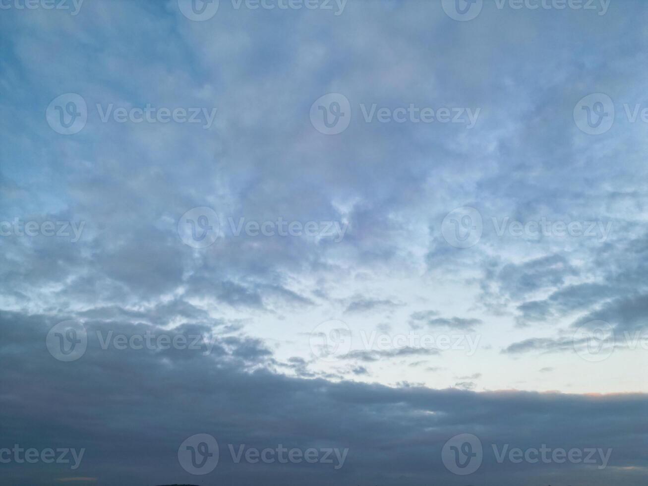 hermosa colores de cielo y nubes durante puesta de sol foto