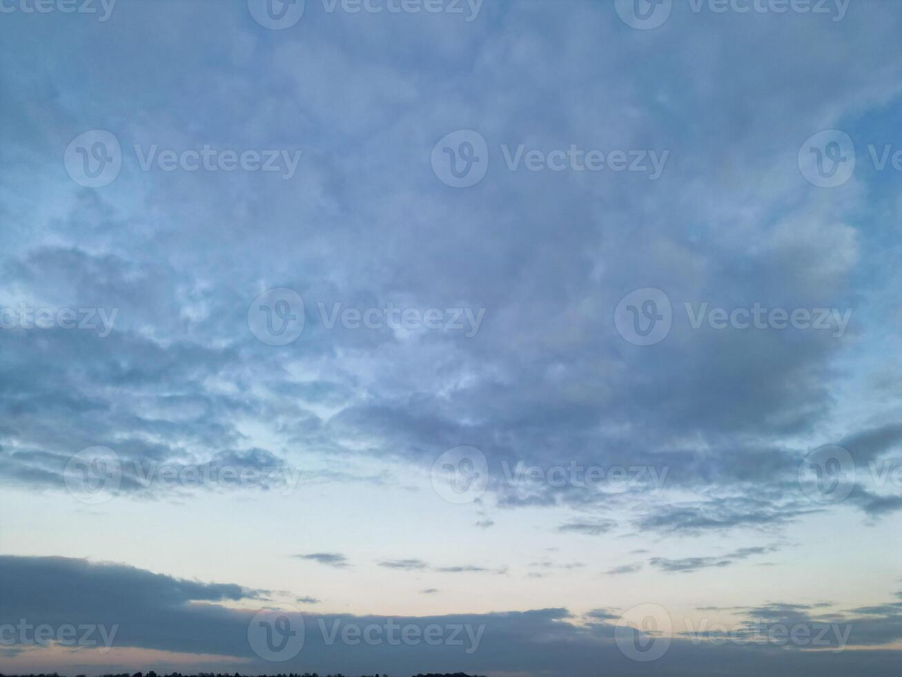 hermosa colores de cielo y nubes durante puesta de sol foto