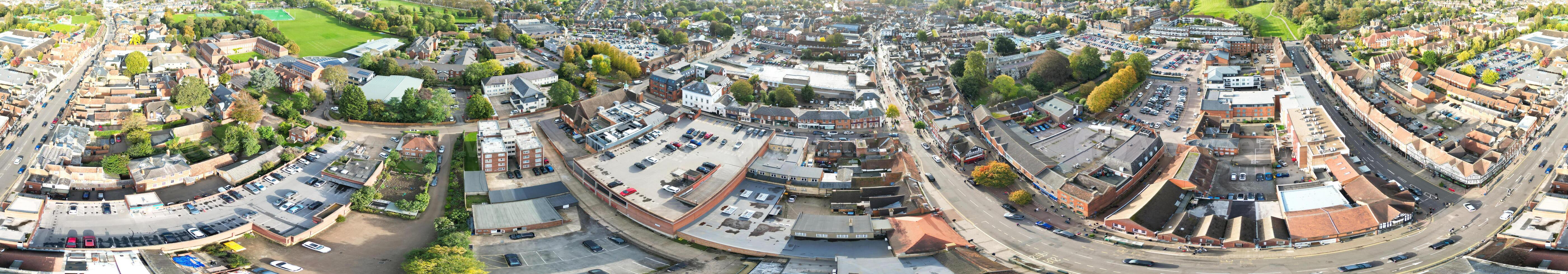 aéreo panorámico ver de central hitchin ciudad de Inglaterra unido Reino. octubre 28, 2023 foto