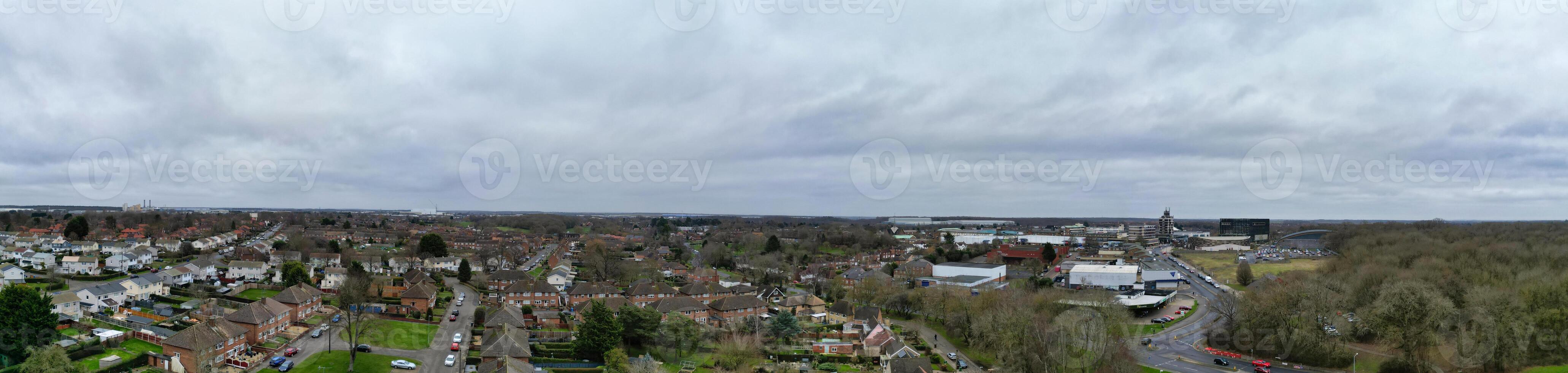 aéreo panorámico ver de corby pueblo de Inglaterra unido Reino durante nublado y lluvioso clima de invierno. enero 11, 2024 foto