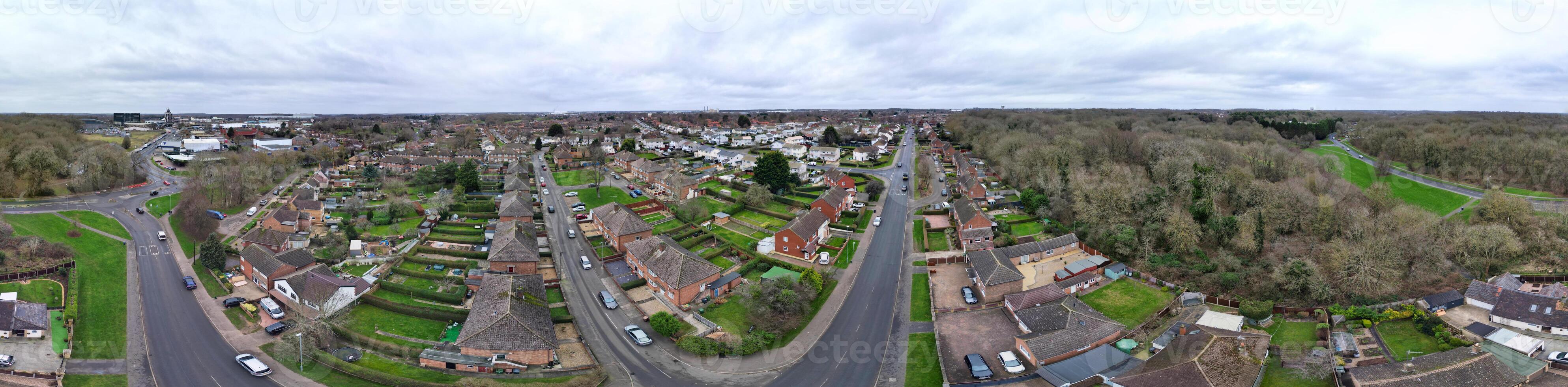 aéreo panorámico ver de corby pueblo de Inglaterra unido Reino durante nublado y lluvioso clima de invierno. enero 11, 2024 foto