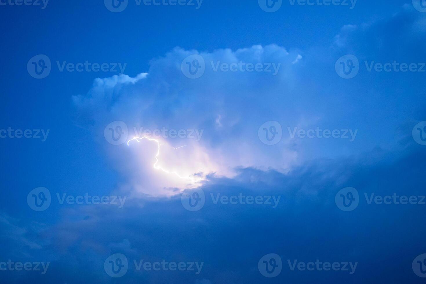 relámpagos en tormenta nubes repique de un trueno y el espumoso relámpagos en nubes foto