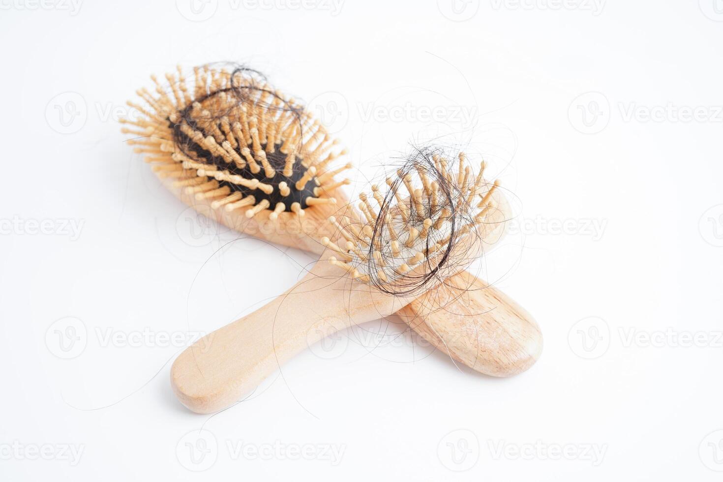 Caída de pérdida de cabello con cepillo de peine aislado sobre fondo blanco. foto