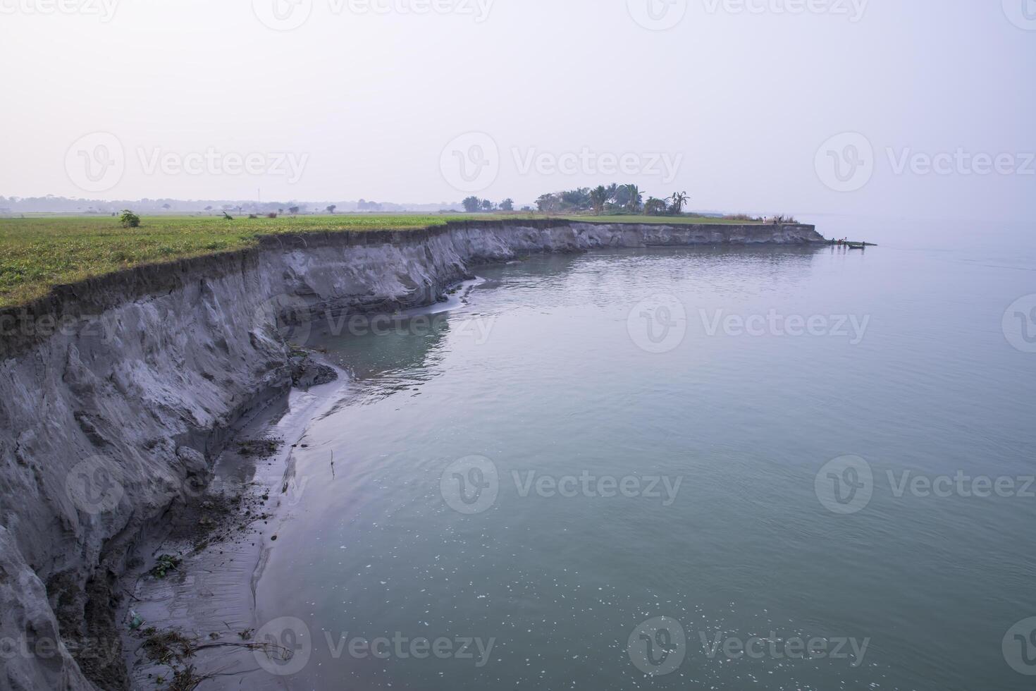 natural paisaje ver de el banco de el padma río con el azul agua foto