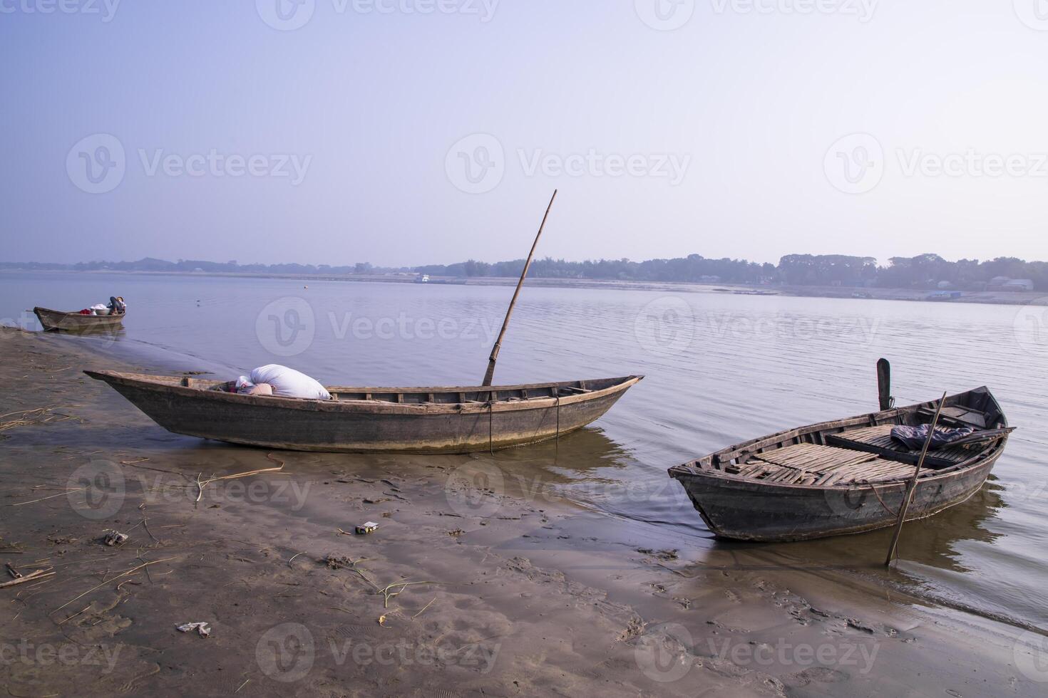 paisaje ver de algunos de madera pescar barcos en el apuntalar de el padma río en Bangladesh foto