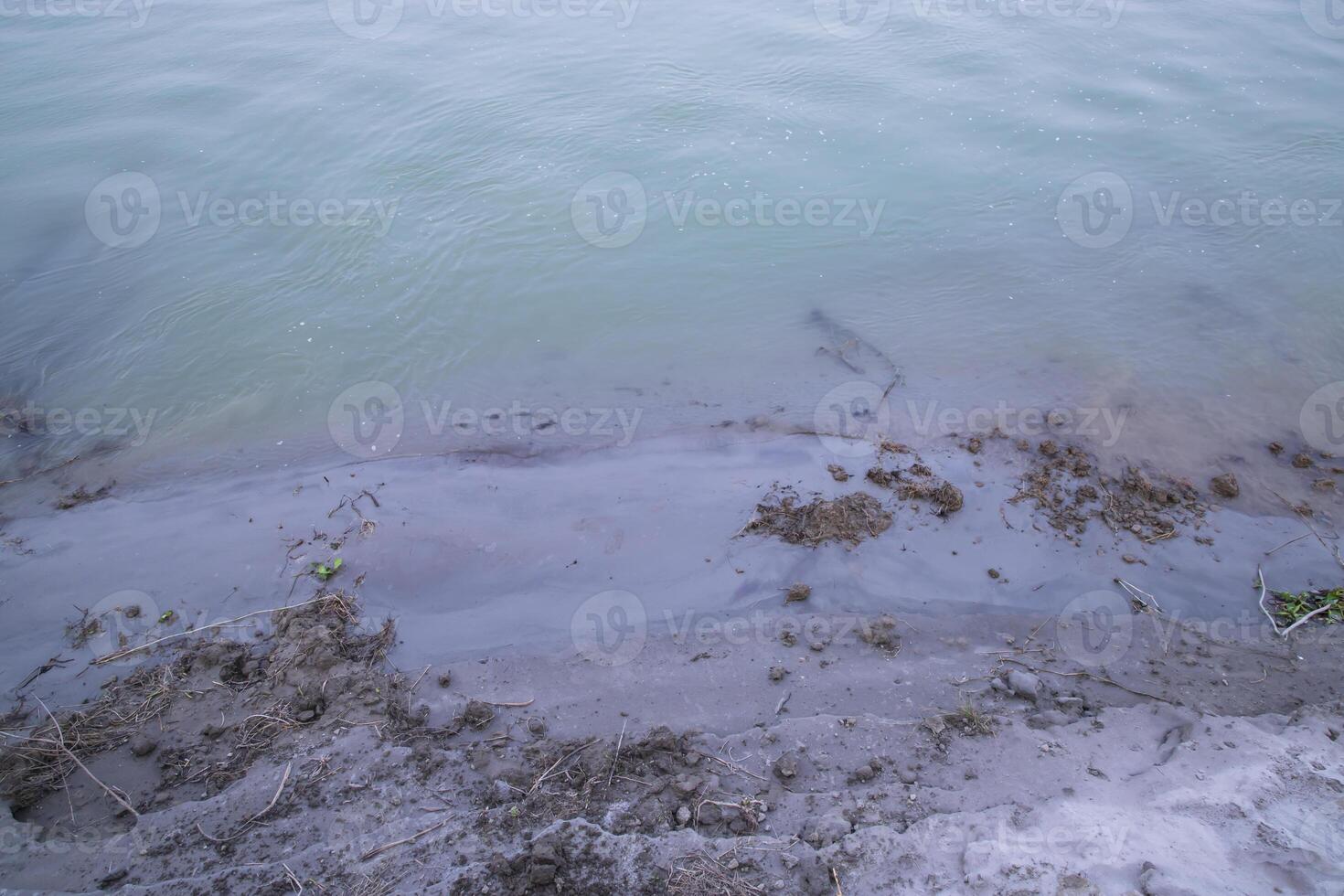 natural paisaje ver de el banco de el padma río con el azul agua foto