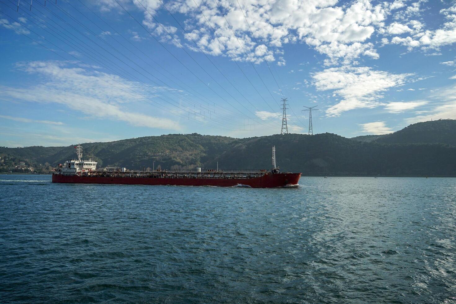 Embarcacion paso mediante canal Estanbul bósforo crucero foto