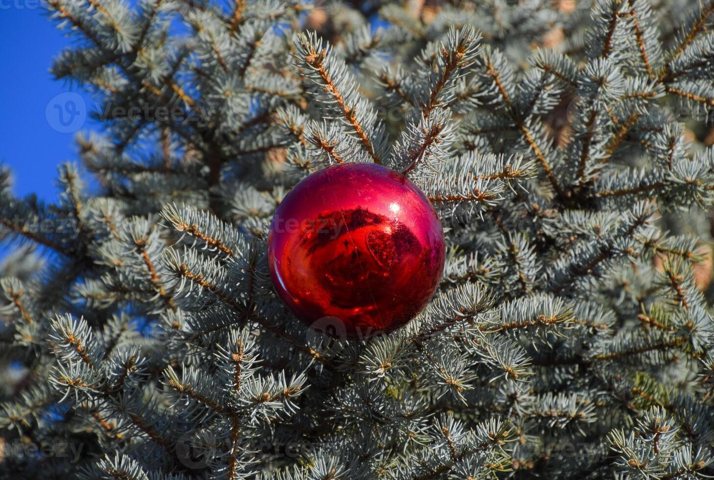 decoraciones nuevo año árbol. oropel y juguetes, pelotas y otro decoraciones en el Navidad Navidad árbol en pie en el abierto aire. foto